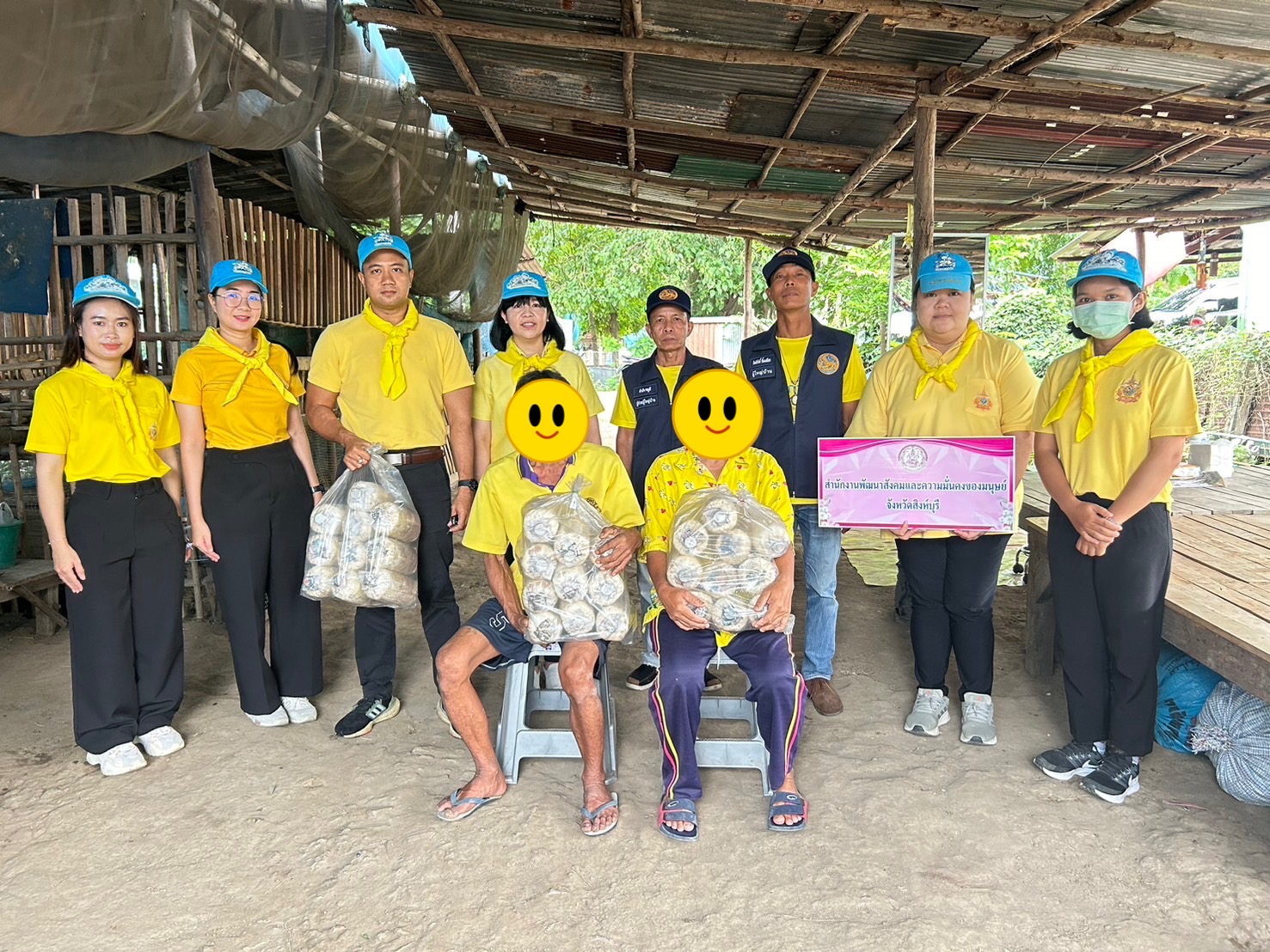 พช.อินทร์บุรี ลงพื้นที่ติดตามครัวเรือนตกเกณฑ์ TPMAP